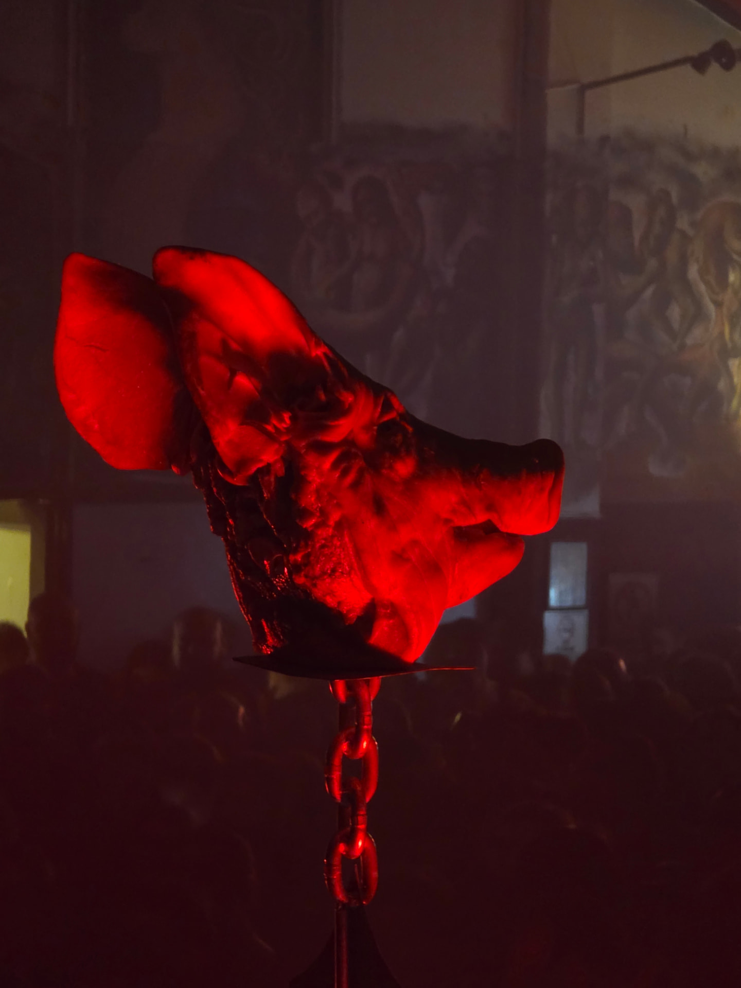 Escenografía ritual iluminada en rojo durante un show