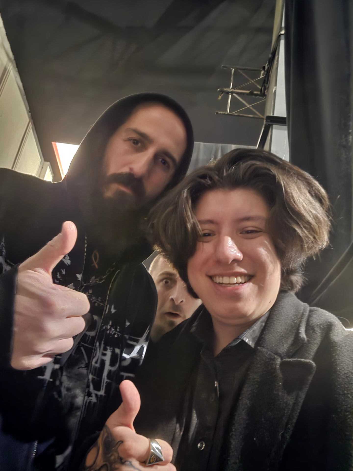 Alex Ripper con un músico detrás del escenario