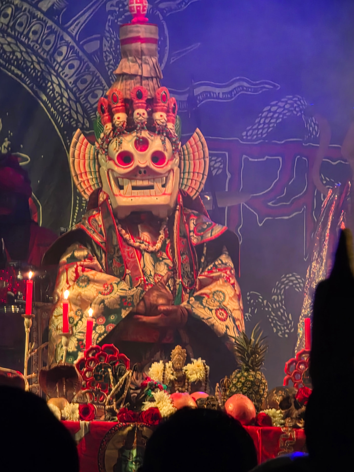 Puesta en escena ritual con máscara y velas