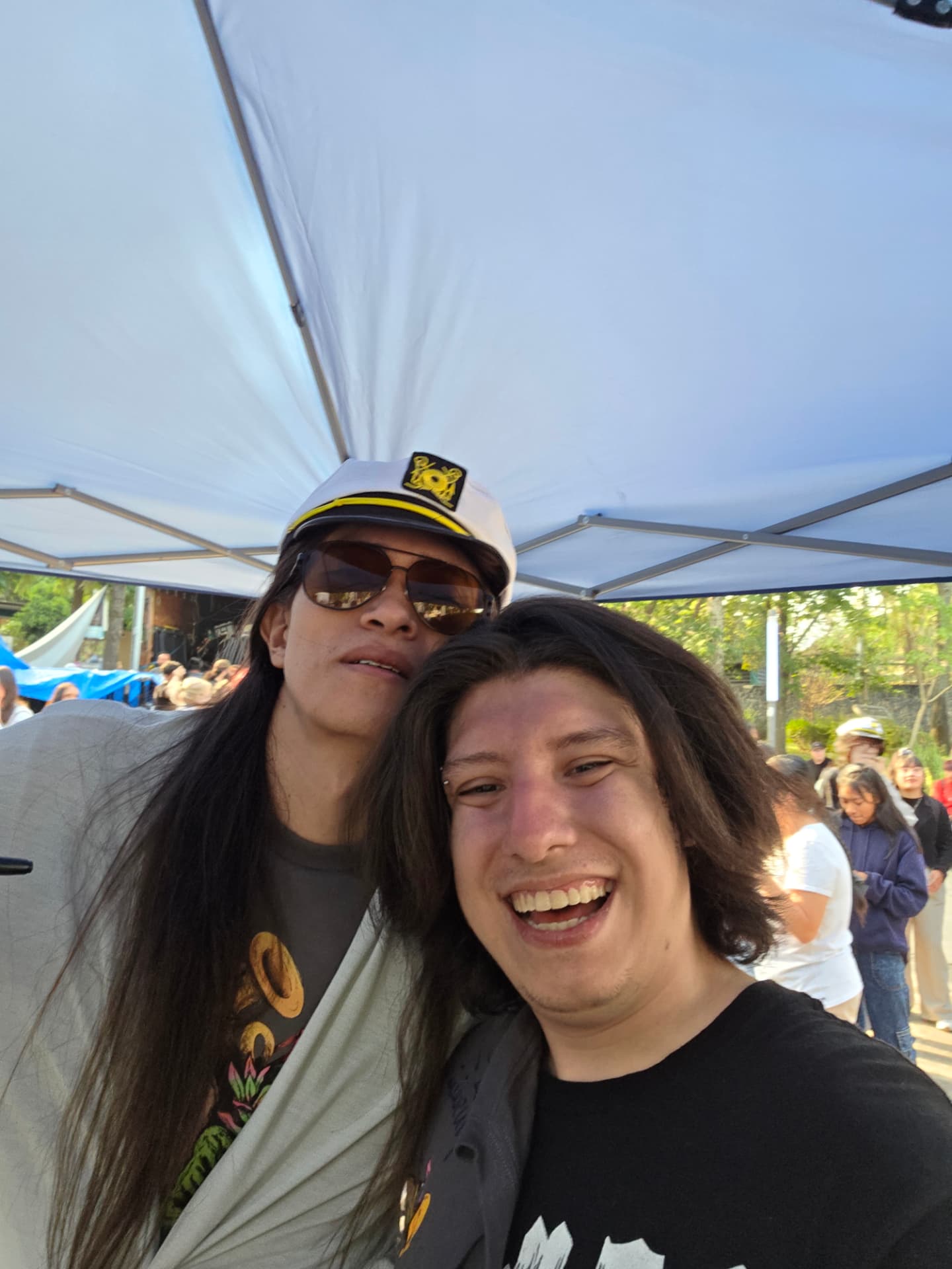 Alex Ripper con un amigo en un festival