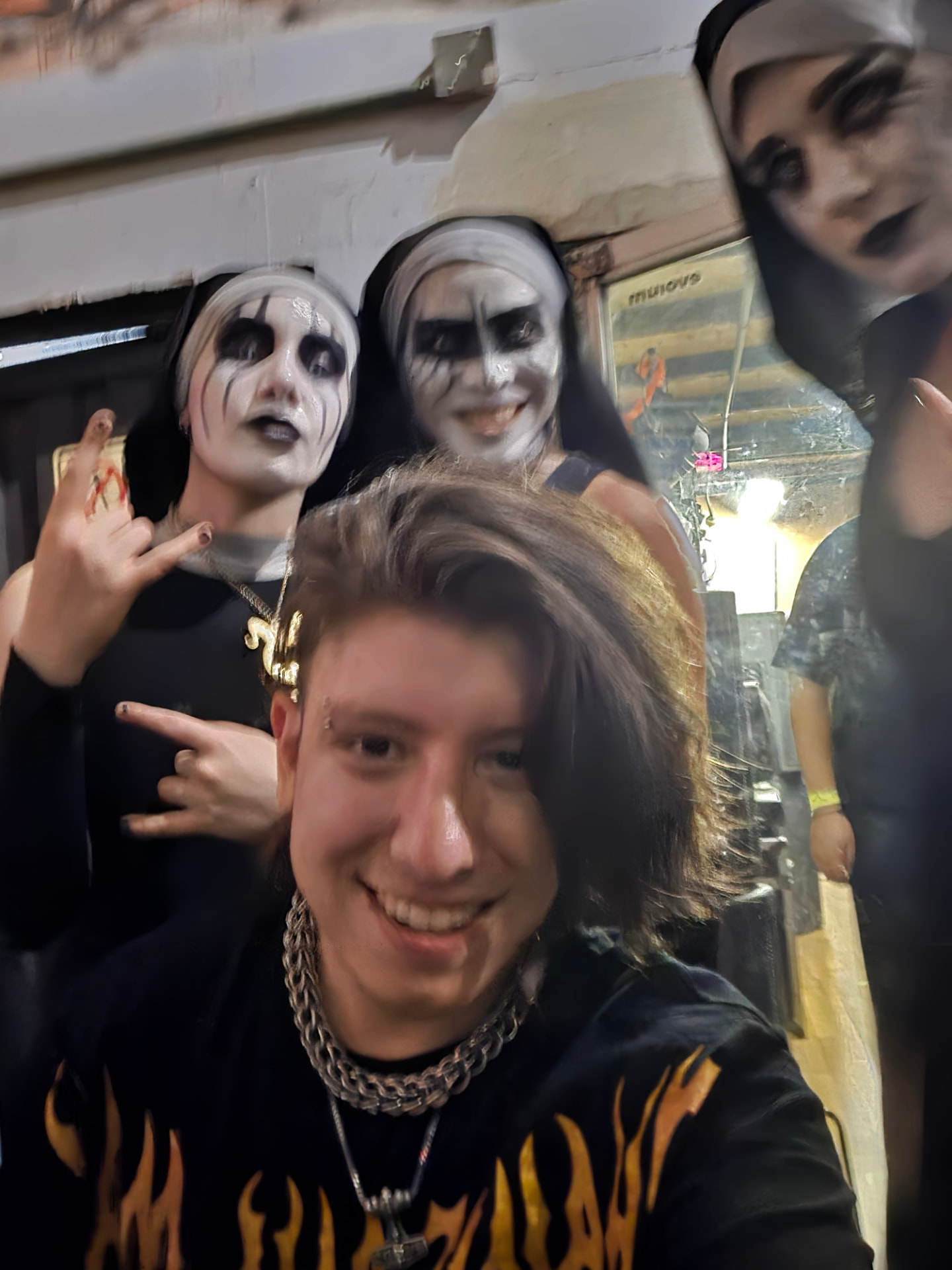 Alex Ripper con artistas maquillados de black metal