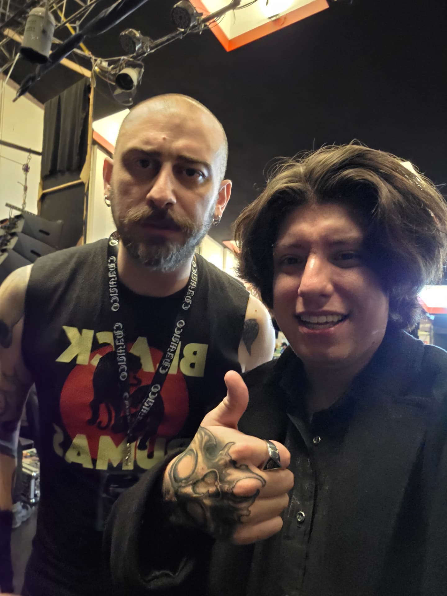 Alex Ripper con un músico backstage