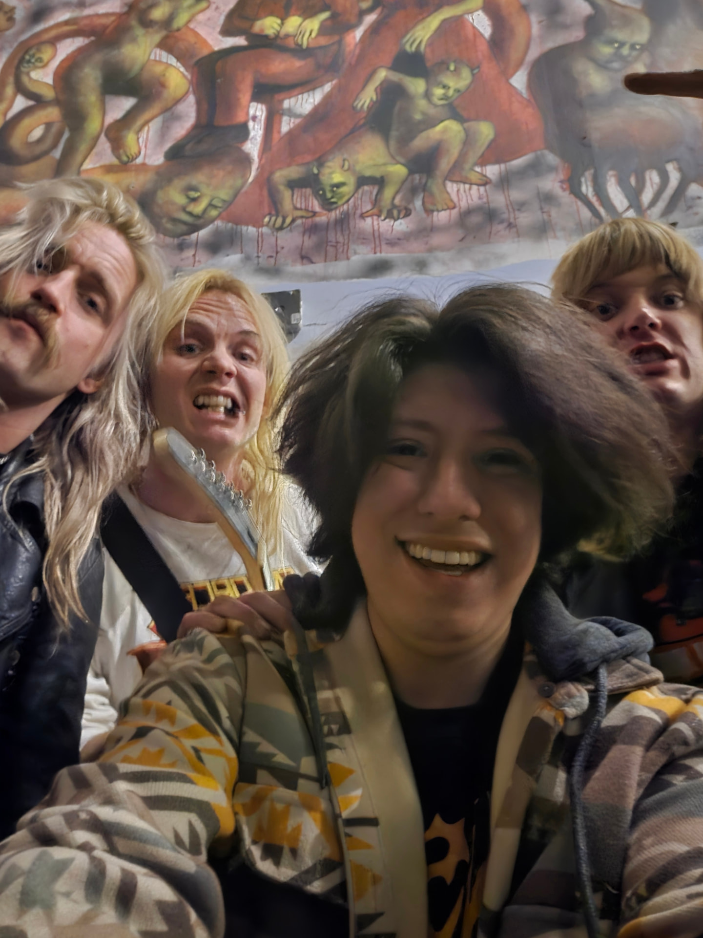 Alex Ripper con una banda backstage
